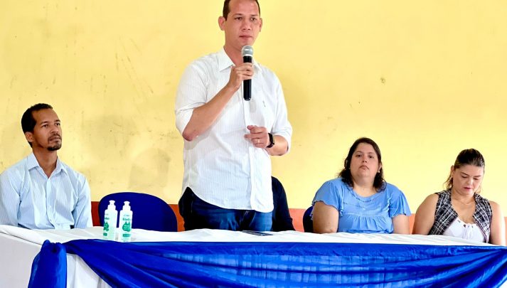 Secretário de Desenvolvimento Social, Edilazio Wanderley, de pé em frente a uma mesa