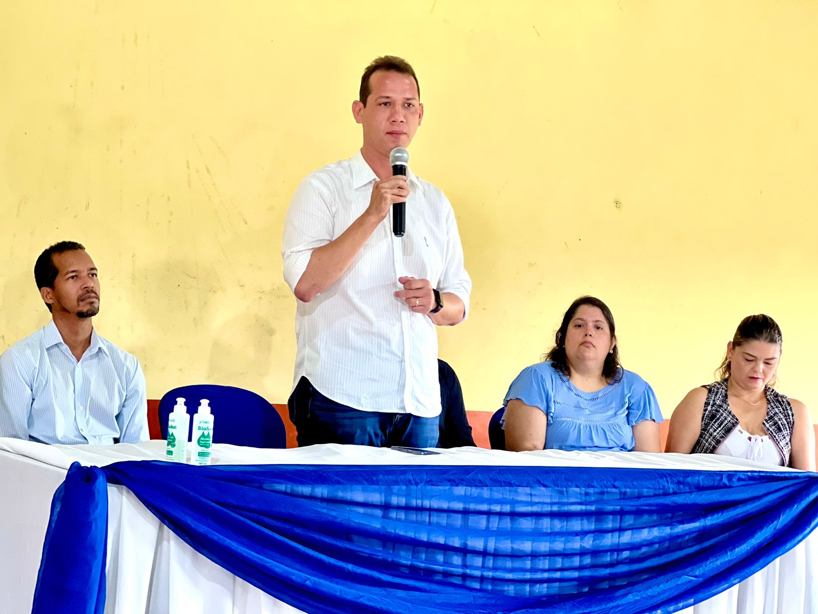 Secretário de Desenvolvimento Social, Edilazio Wanderley, de pé em frente a uma mesa